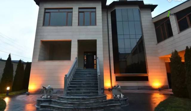 Երեք հարկանի տուն Աբովյան փողոցում Ավանում, 1250 ք.մ., 3+ սանհանգույց, եվրովերանորոգված
