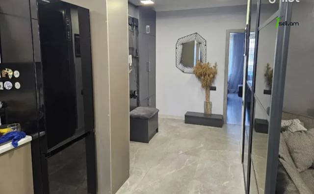 4 սենյականոց բնակարան Շինարարների փողոցում, 80 քմ, կապիտալ վերանորոգված, քարե շենք