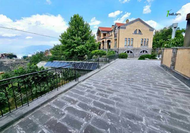 Երեք հարկանի քարե տուն Արաբկիրում, 3200 քմ, 3+ սանհանգույց, մեծ հողամաս, կապիտալ վերանորոգված