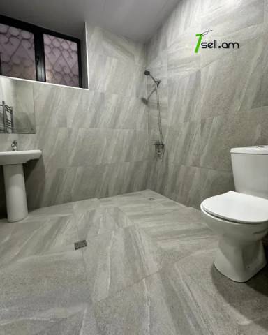 3 սենյականոց բնակարան Էրեբունու փողոցում, 70 ք.մ., 1/3 հարկ, կապիտալ վերանորոգված, քարե շենք