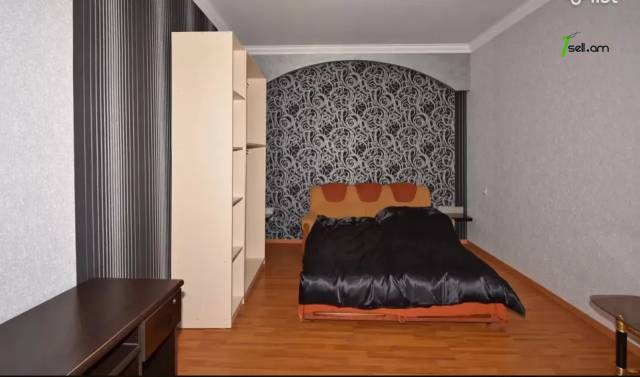 Երեք հարկանի քարե տուն, Նորաշեն թաղամաս Աջափնյակում, 150 ք.մ., 3+ սանհանգույց, եվրովերանորոգված