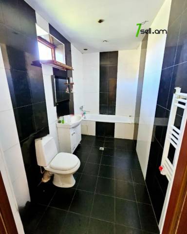 Երկու հարկանի քարե տուն, Նազարբեկյան թաղամաս Աջափնյակում, 740 ք.մ., 2 սանհանգույց