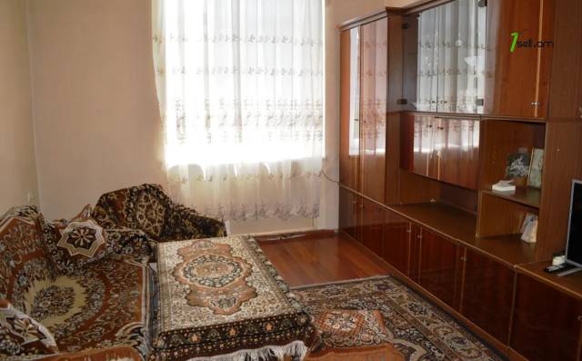 2 սենյականոց բնակարան Սայաթ-Նովա փողոցում, 40 քմ, բարձր առաստաղներ, կոսմետիկ վերանորոգում, քարե շենք