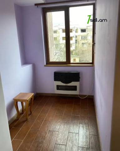 1 սենյականոց բնակարան Հանրապետության փողոցում, 50 ք.մ., 5/10 հարկ, եվրովերանորոգված