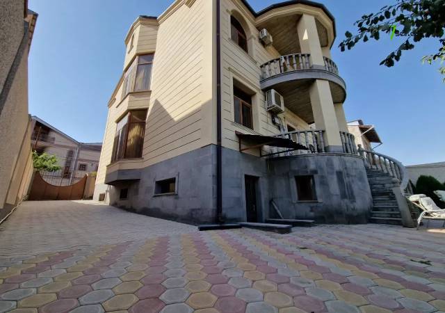 Երկու հարկանի քարե տուն Մելքումովի փողոցում Դավիթաշենում, 600 ք.մ., 3+ սանհանգույց, եվրովերանորոգված