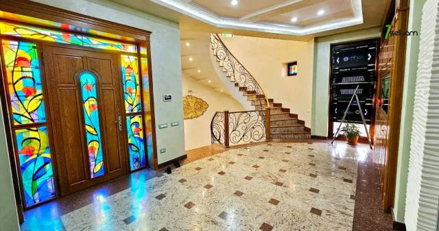 Երեք հարկանի քարե տուն Մոլդովական փողոցում Նոր Նորքում, 1240 ք.մ., 3+ սանհանգույց