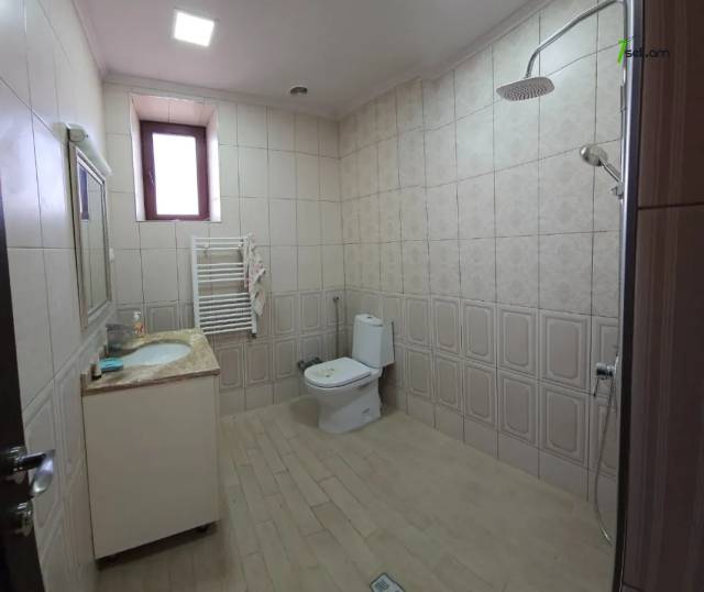 Չորս հարկանի քարե տուն Սիլիկյան 4-րդ փողոցում Աջափնյակում, 2480 ք.մ., 3+ սանհանգույց, մեծ հողամաս