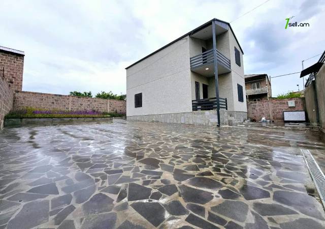 Երկու հարկանի քարե տուն Զովունի 6 փողոցում Զովունիում, 470 ք.մ., 2 սանհանգույց, կապիտալ վերանորոգված
