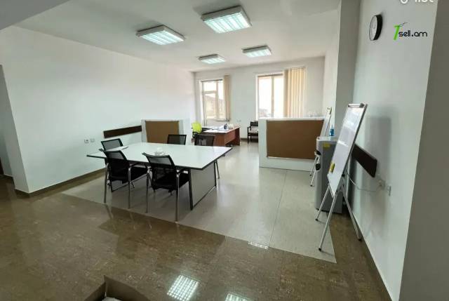 Գրասենյակային տարածք Պարոնյան փողոցում կենտրոնում, 95 ք.մ.